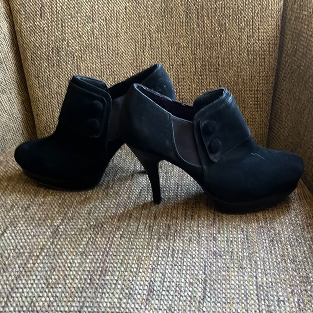 Women’s 7 1/2 high heel shoe